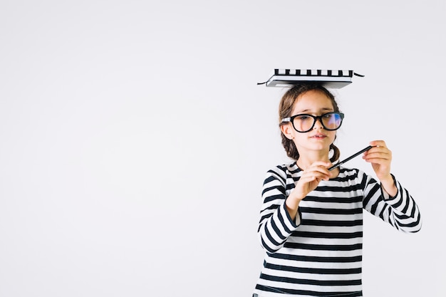 Muchacha divertida con cuadernos en la cabeza