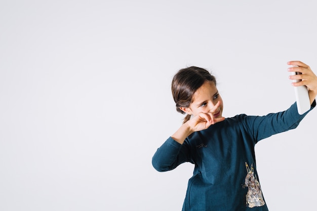 Muchacha divertida que toma el selfie