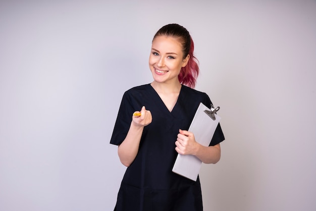 Muchacha divertida en uniforme médico