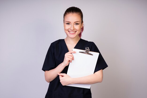 Muchacha divertida en uniforme médico