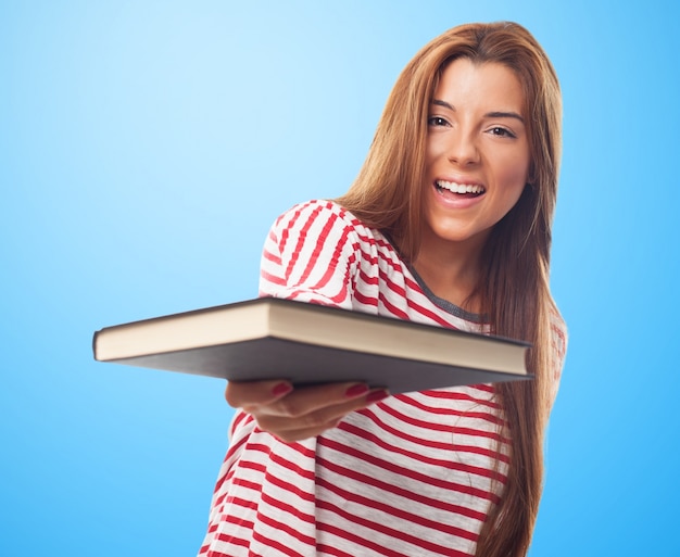 La muchacha encantadora con el libro en la mano