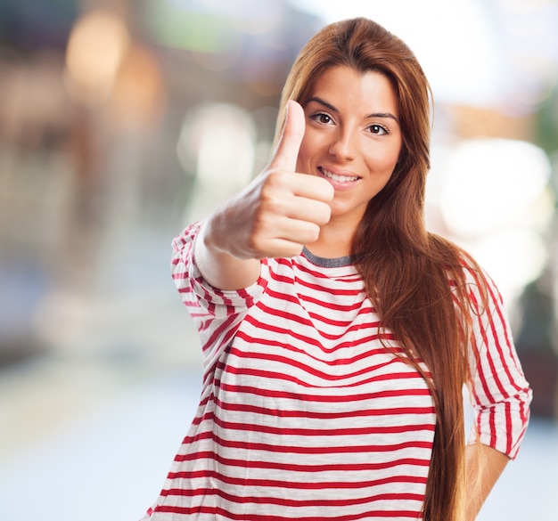 Foto gratuita la muchacha hermosa con el pulgar arriba