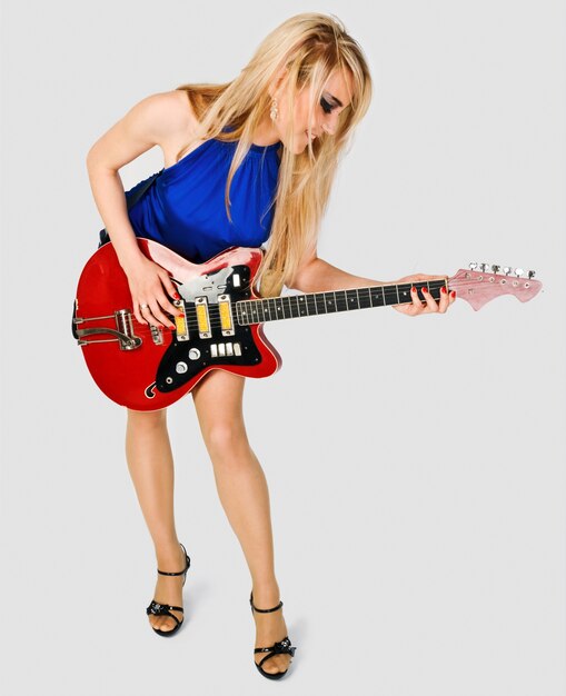 Foto gratuita muchacha rubia con la guitarra