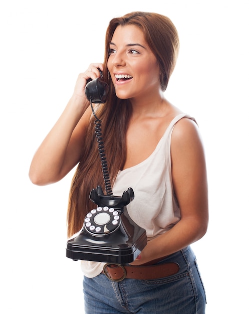 Foto gratuita muchacha sorprendente con el teléfono de disco