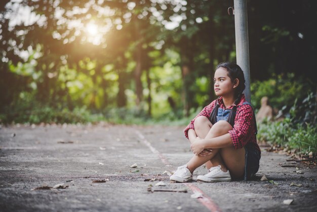 Muchacha triste sentada en el parque