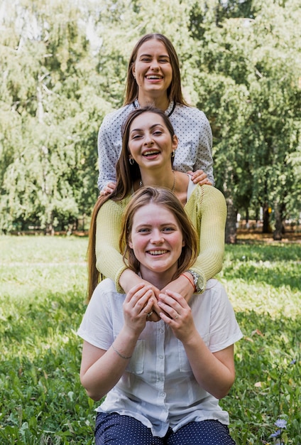 muchachas adolescentes abrazándose