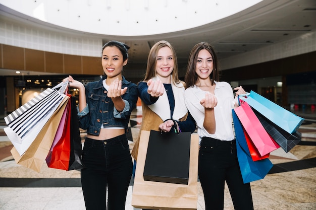 Muchachas contentas que llaman al centro comercial