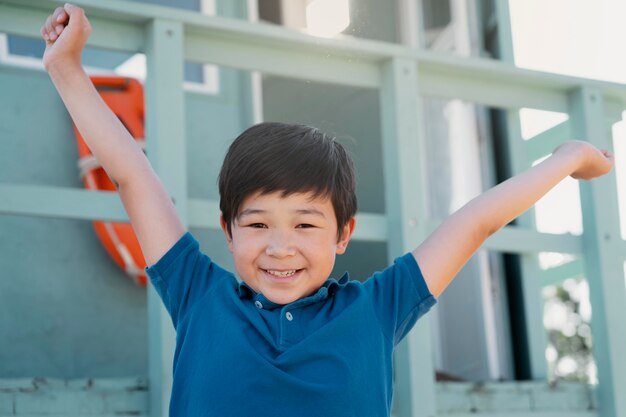 Muchacho adolescente divirtiéndose en el verano