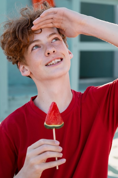 Muchacho adolescente divirtiéndose en el verano