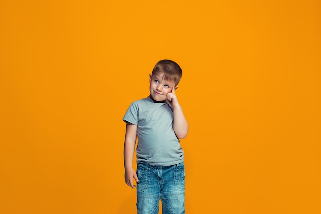 Foto gratuita el muchacho adolescente feliz de pie y sonriente