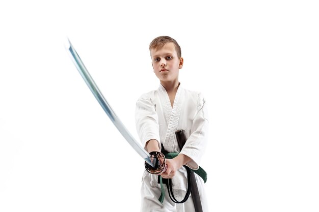 Muchacho adolescente luchando en el entrenamiento de Aikido en la escuela de artes marciales