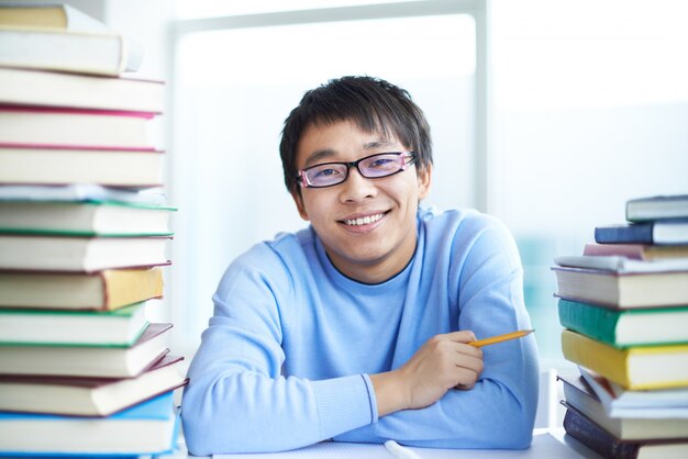 Muchacho con una gran sonrisa en la biblioteca