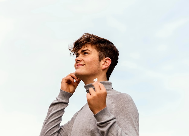 Muchacho de primer plano con auriculares