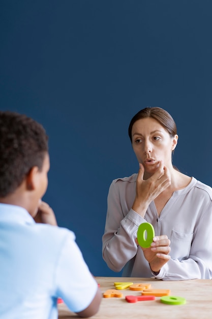 Muchacho que tiene una sesión de terapia ocupacional con un psicólogo