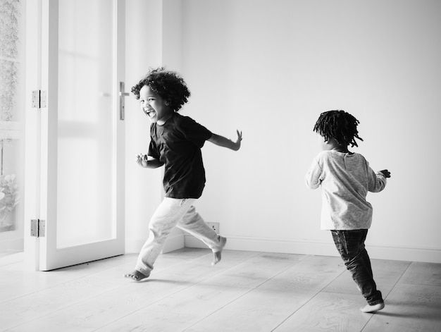 Foto gratuita los muchachos africanos jóvenes jugando en su nueva casa