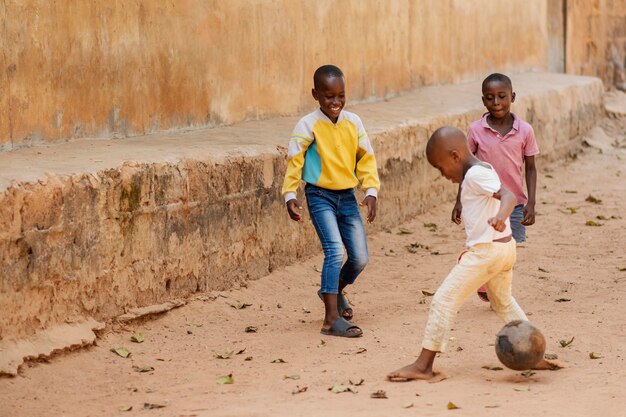 Muchachos jugando con pelota de tiro completo