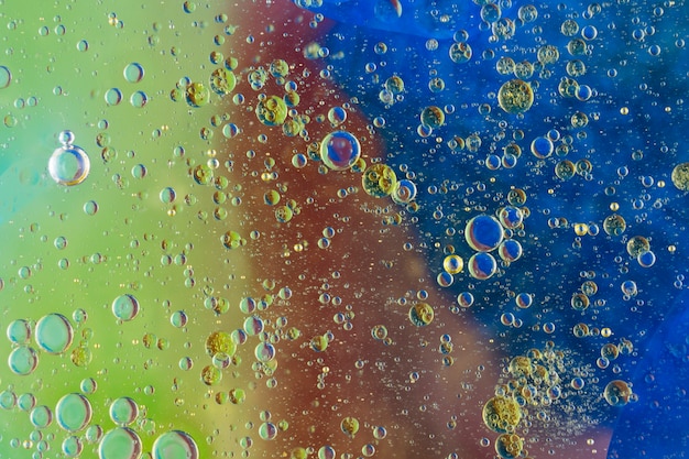 Muchas burbujas de agua sobre el fondo texturizado pintado