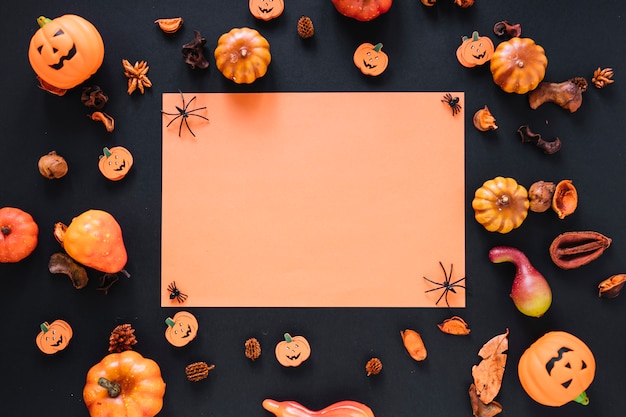 Foto gratuita muchas calabazas y decoraciones con hoja de papel