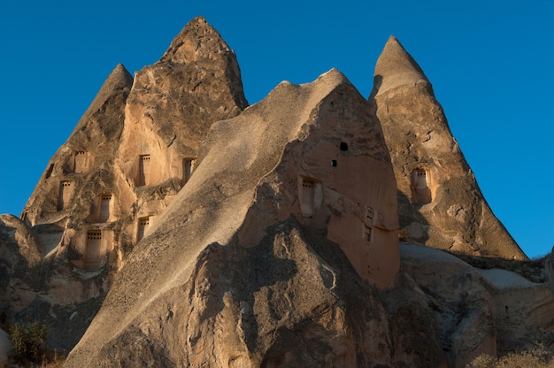 Muchas formaciones rocosas en el Parque Nacional de Goreme en Turquía