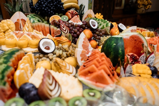 Muchas frutas diferentes están en la mesa de catering