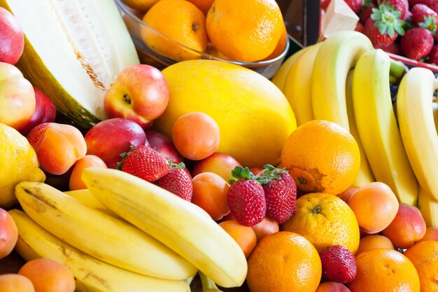 Muchas frutas maduras en la mesa