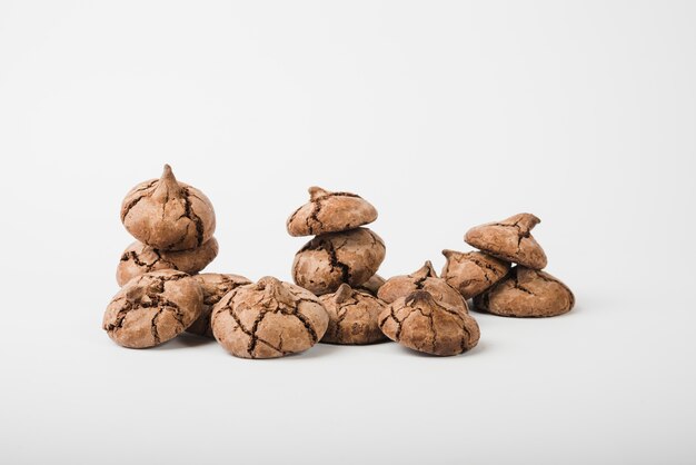 Muchas galletas de cacao aisladas sobre fondo blanco