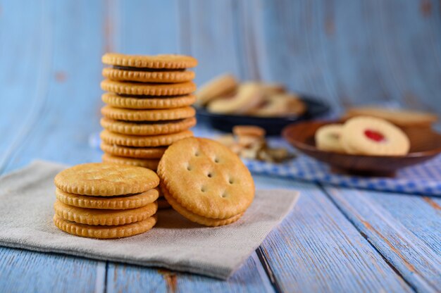 Muchas galletas se colocan en la tela y luego se colocan en una mesa de madera.