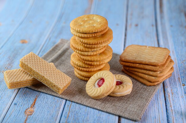 Muchas galletas se colocan en la tela y luego se colocan en una mesa de madera.