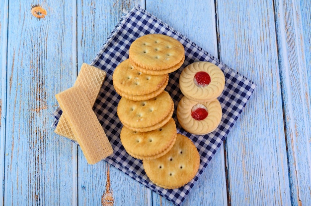 Muchas galletas se colocan en la tela y luego se colocan en una mesa de madera.