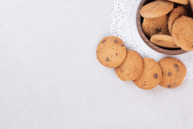 Muchas galletas dulces en placa de madera