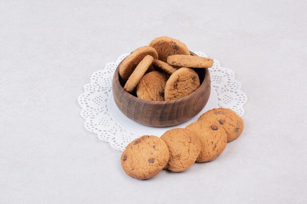 Muchas galletas dulces en placa de madera