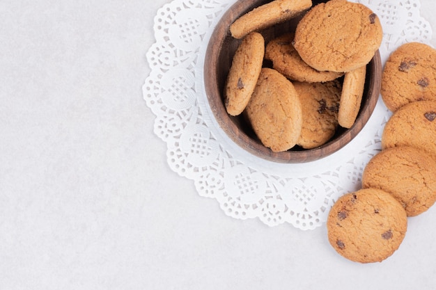 Muchas galletas dulces en placa de madera