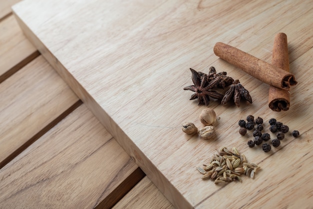 Muchas medicinas chinas que se juntan en un piso de madera marrón claro.