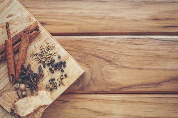 Muchas medicinas chinas que se juntan en un piso de madera marrón claro.