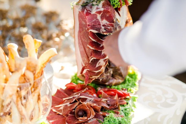 Muchas rebanadas de carne en la mesa de la boda