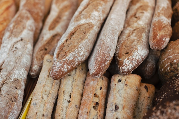 Muchos baguettes frescos en la panadería.