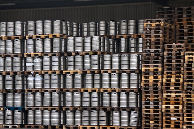 Muchos barriles de metal de cerveza