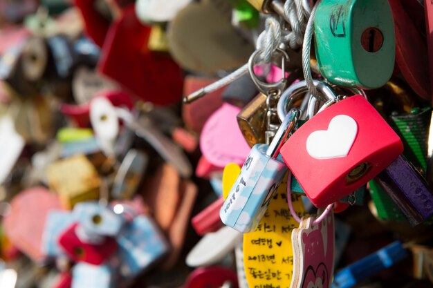 Muchos candados corazón símbolo del amor