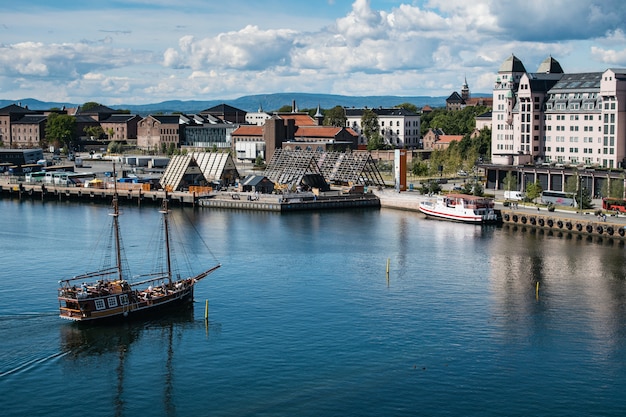 Muchos edificios en la costa de un mar cerca de la fortaleza de Akershus en Oslo, Noruega