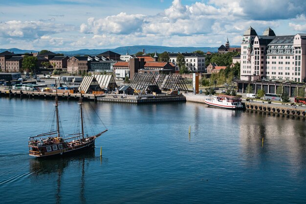 Muchos edificios en la costa de un mar cerca de la fortaleza de Akershus en Oslo, Noruega