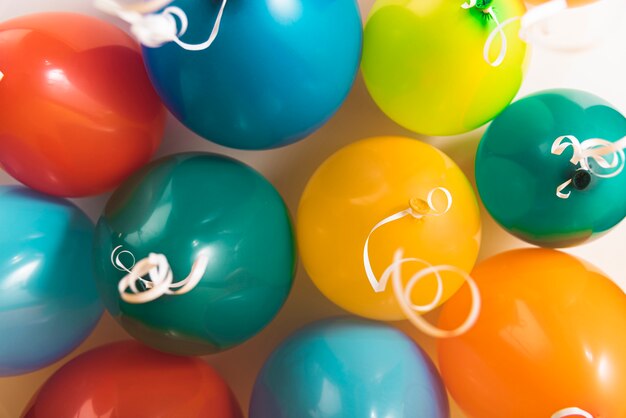 Muchos globos de colores con cintas