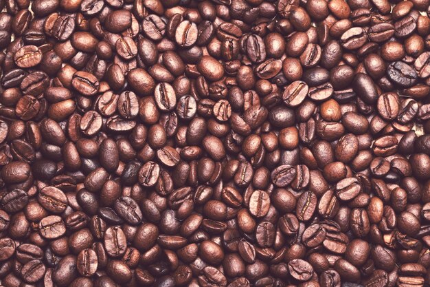 Muchos granos de café sobre la mesa