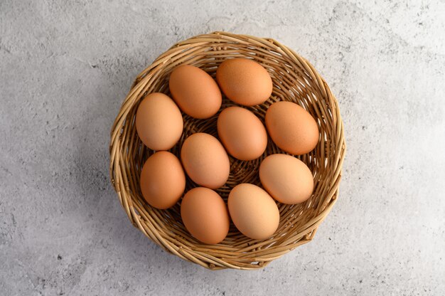 Muchos huevos marrones varios en una canasta de mimbre