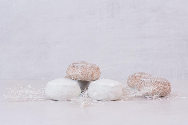 Muchos de pan de jengibre dulce en el cuadro blanco.