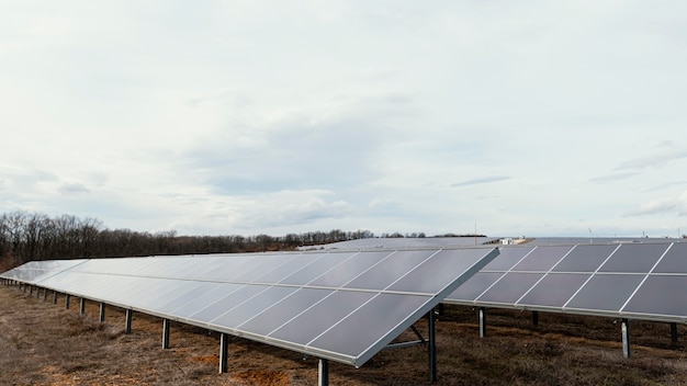 Foto gratuita muchos paneles solares que generan electricidad en el campo.