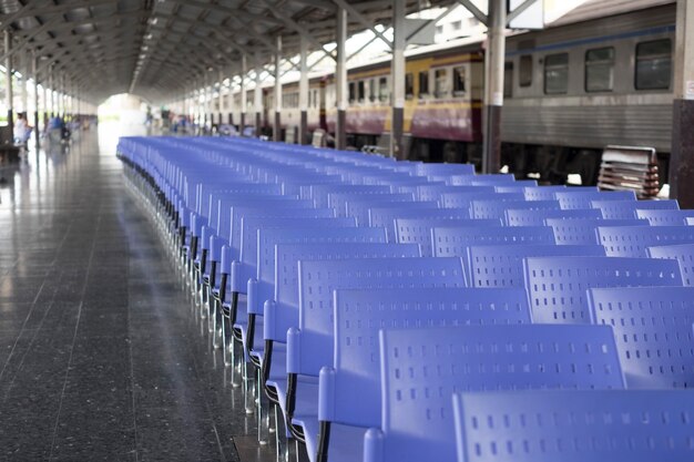 muchos silla púrpura en la estación de tren