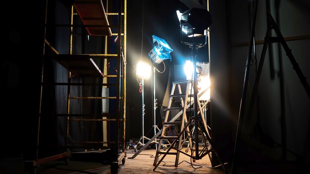 Muchos sistemas de iluminación LED, pocos con filtros de color y escaleras en el escenario de la película.