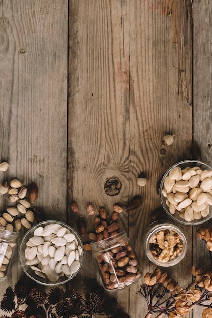 Foto gratuita muchos tipos de nueces con espacio a la izquierda