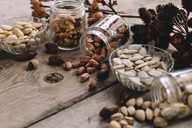 Muchos tipos de nueces en vasos