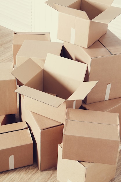 Mudarse a casa con cajas de cartón